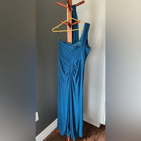 Formal dress - Picture 2 of 3